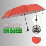 Dù cầm tay gấp 3 in logo là lựa chọn quà tặng lý tưởng cho doanh nghiệp tri ân khách hàng, nhân viên, đối tác. Thiết kế nhỏ gọn, in logo rõ nét nổi bật, bấm mở tiện lợi, phù hợp cho các chiến dịch quảng bá thương hiệu mùa mưa nắng.